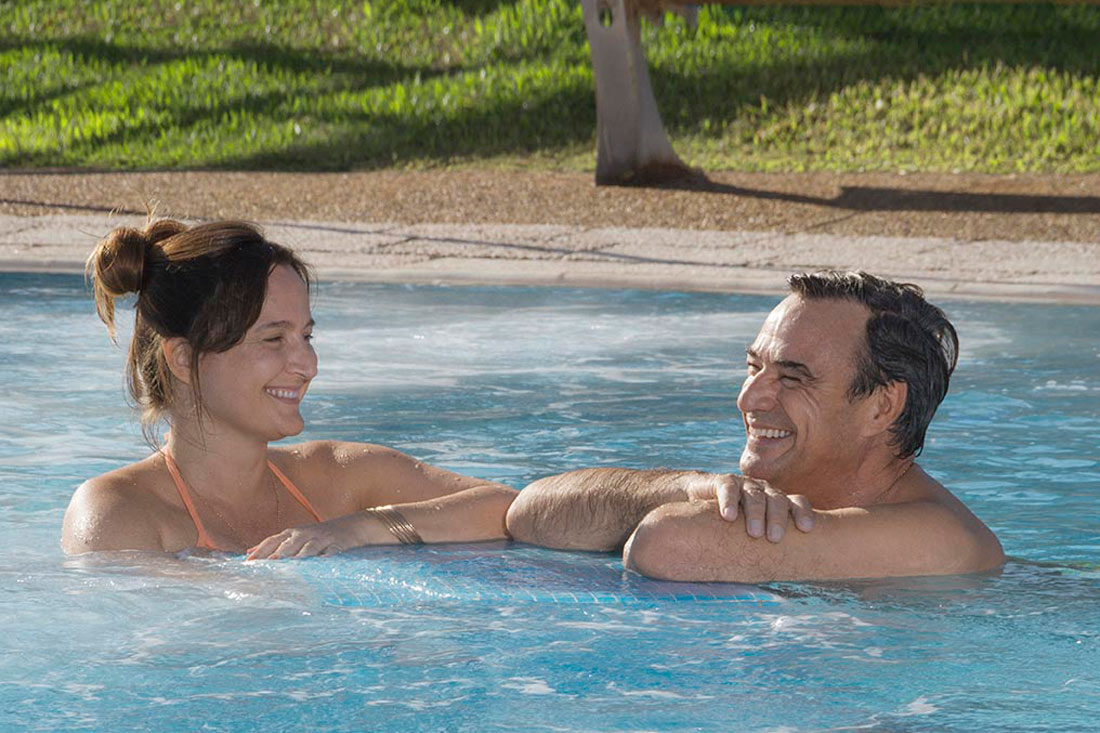 Pareja relajándose dentro de la piscina N° 1. El agua termal y sus vapores favorece la relajación y el disfrute.