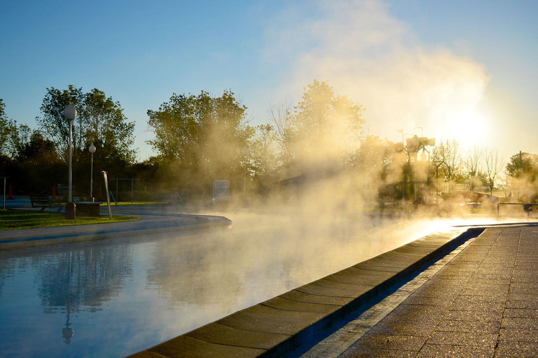 En invierno, el vapor está presente en todas las piscinas, incluso en las que son recreativas y están al aire libre. En este caso, la piscina N°5 semiolímpica, se llena de vapores al amanecer, regalando hermosas postales.