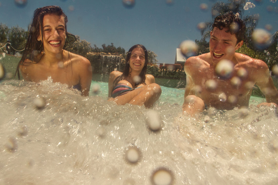 Los adolescentes o jóvenes también se divierten y la pasan genial en esta piscina. Un grupo de amigos que desea divertirse o aquellas amigas que desean tomar sol mientras se refrescan con el agua a temperatura ambiente, la prefieren.