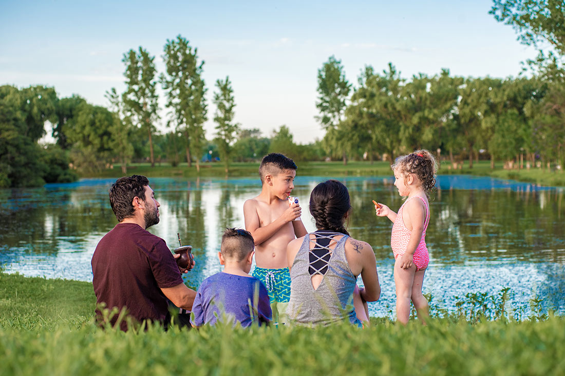 El amplio parque (41 has), permite el contacto constante con la variedad de especies de flora y fauna que habitan en ella. Espacios frente al lago, ideales para que las familias realicen picnic u otras actividades.