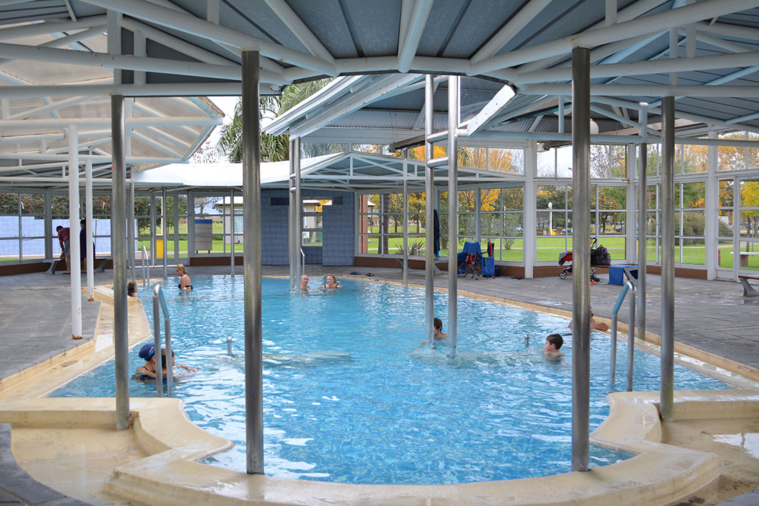 La piscina N° 3 es recreativa, ideal para toda la familia. Semicubierta con temperatura de 36°, perfecta para disfrutar durante todo el año.