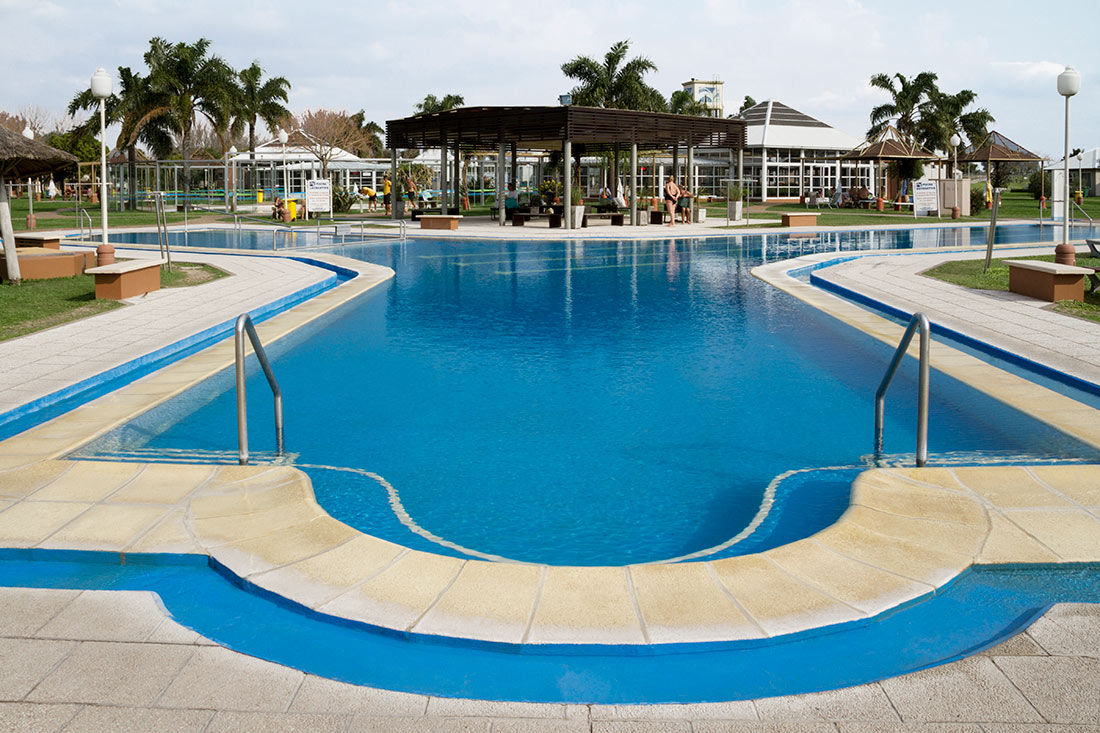 Es una piscina semiolímpica, ideal para quienes desean nadar, ya que tiene un sistema de nado contra corriente y su temperatura de 24 a 28° es perfecta para ello. También se pueden realizar todo tipo de actividades y juegos en familia.