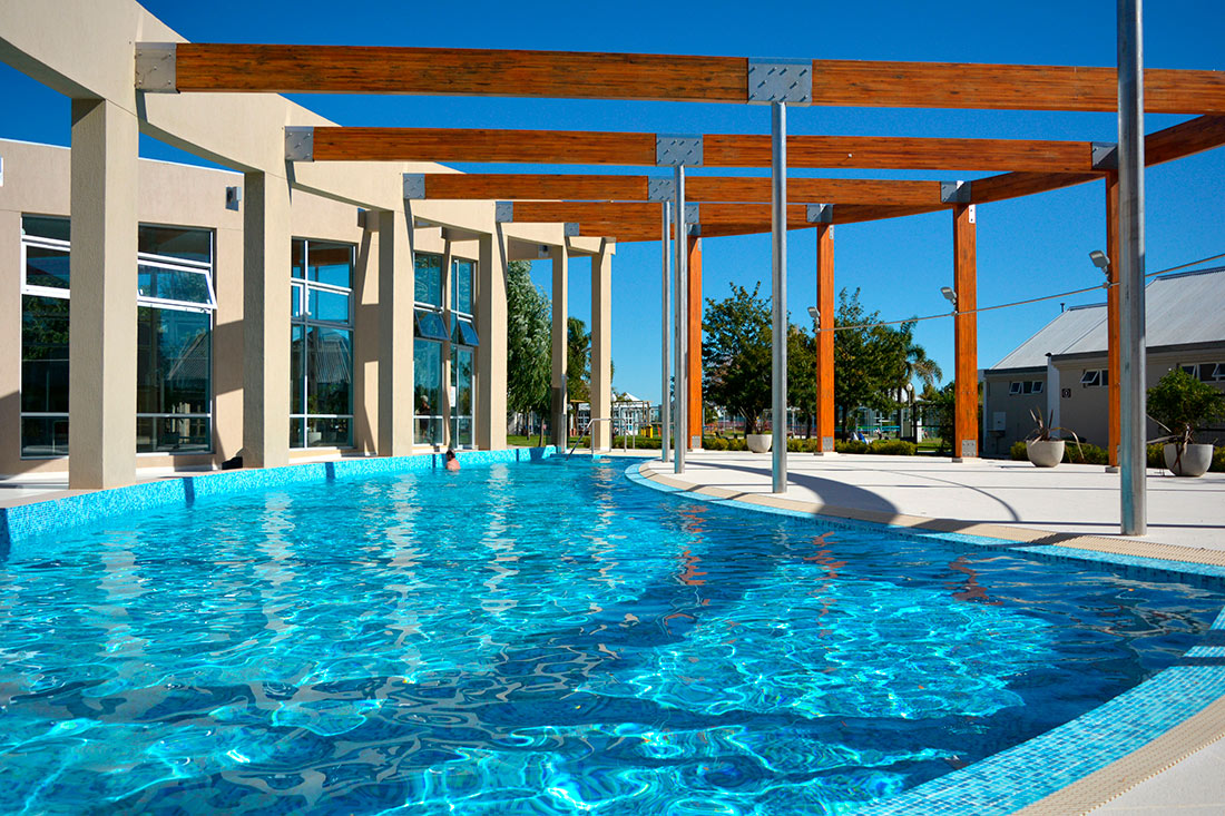 Esta piscina está ubicada dentro de piscinas de la Rivera. Están habilitadas en un horario específico. Perfecta para nadar al aire libre. Un sector pergolado de gran belleza visual, donde se encuentra la piscina N° 8 de 1,40 mt de profundidad constante, con agua a temperatura ambiente.