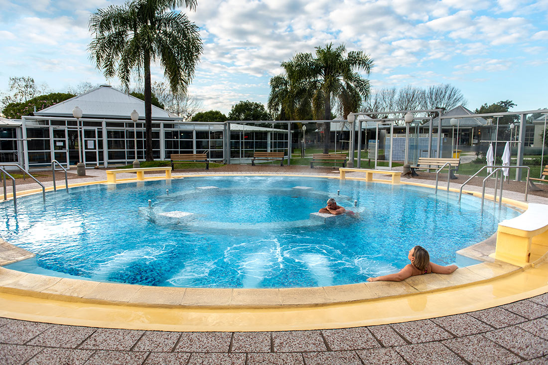 La piscina N° 1 es una piscina pasiva, exclusiva para mayores, con hidrojets para la parte lumbar y con temperatura de 37°. Ideal para quienes buscan relajarse totalmente.